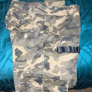 Cargo army pants with black plastic buckles (jogger type)